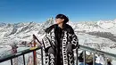 Nikmati udara di Matterhorn, Jessica Mila terlihat fashionable dengan puffy coat Marc Jacobs [@jscmila]
