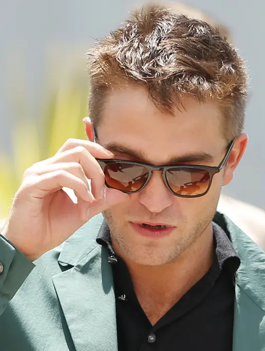 Berada di tempat yang berjauhan karena sang pujaan hati, Robert saat ini berada di Belfast, Irlandia. Dia sedang melakukan pengambilan adegan film barunya ‘The Lost City of Z’. (Bintang/EPA)