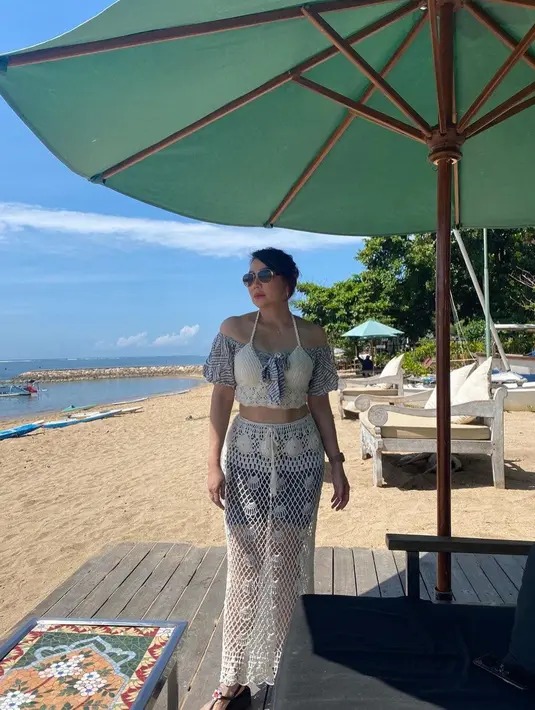 Tessa Kaunang tampil modis memadukan atasan sabrina dengan bra rajut warna putih yang tampak berlubang. Aura seksinya pun langsung terpancar, terlebih kulit mulusnya turut mengintip dari balik lubang-lubang outfit itu. (Instagram/tessakaunang_tuiit)