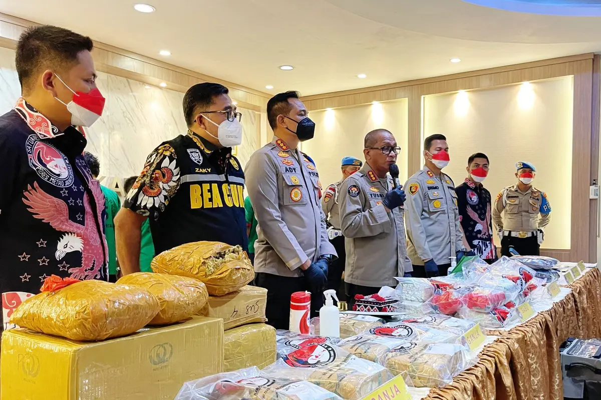 Satresnarkoba Polres Metro Jakarta Barat membongkar sindikat jaringan narkoba lintas provinsi.