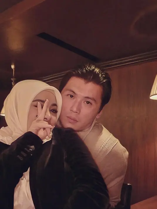 Kemesraan pasangan selebriti ini pun langsung menjadi sorotan netizen. Bahkan, keduanya disebut-sebut masih terlihat bak pasangan yang baru menikah. (Liputan6.com/IG/@princessyahrini)