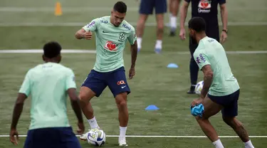 Gelandang Brasil Paulinho, tengah, mengontrol bola saat sesi latihan menjelang ajang kualifikasi Piala Dunia 2026, di Teresopolis, Brasil, Senin, 20 November 2023. (AP Photo/Bruna Prado)