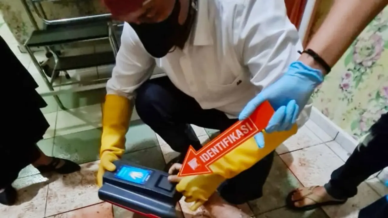Personel Polres Rokan Hilir melakukan identifikasi terhadap korban pembunuhan yang mayatnya terapung di sungai.