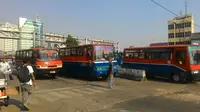 Para pengemudi Metro Mini mengancam melakukan mogok susulan menolak rencana penghapusan armada bus sedang tersebut (Liputan6.com/Ahmad Romadoni)