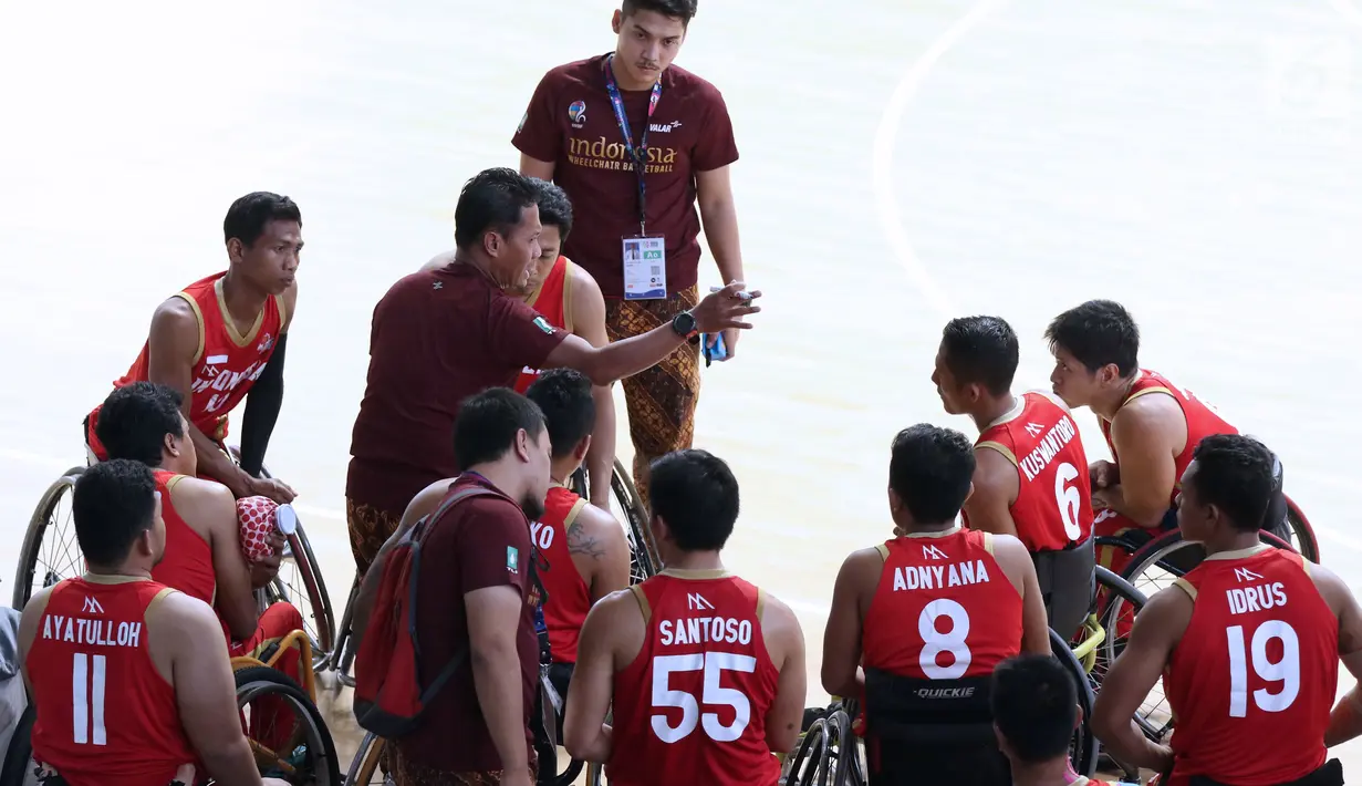 Pebasket difable Indonesia menyimak arahan pelatih saat laga melawan Thailand pada laga Indonesia Para Games Invitational Tournament 2018 di Hall A GBK, Jakarta, Senin (2/7). Indonesia kalah 35-58. (Liputan6.com/Helmi Fithriansyah)