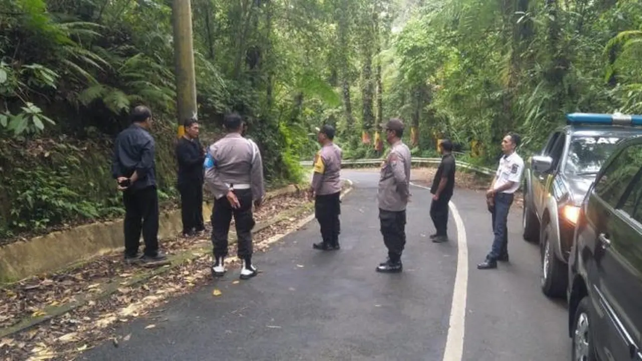 Satlantas Polresta Banyuwangi bersama Dishub Banyuwangi cek jalur Sengkan Mayit Gunung Ijen (Istimewa)