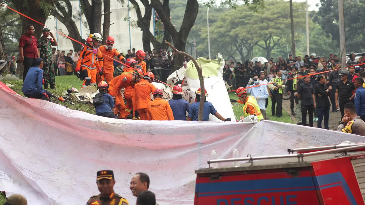 Evakuasi Pesawat Latih yang Jatuh di BSD Tangerang Selatan