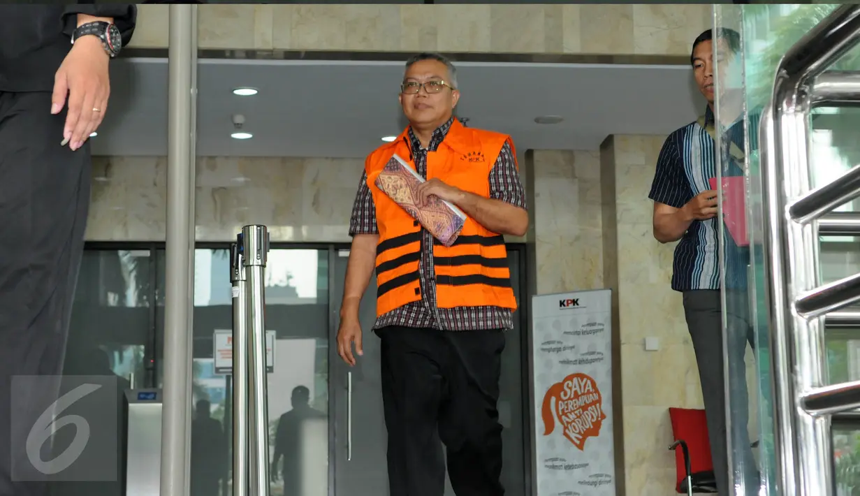 Anggota DPRD Sumut, Guntur Manurung usai menjalani pemeriksaan di gedung KPK, Jakarta, (11/8). Ia menjadi tersangka kasus dugaan tindak pidana korupsi penerimaan hadiah. atau janji dari Gubernur Gatot Pujo Nugroho. (Liputan6.com/Helmi Afandi)