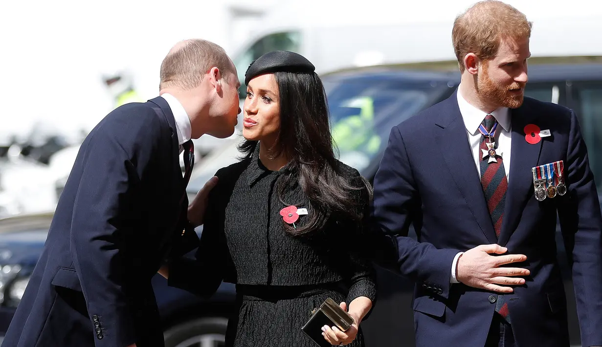 Pangeran William memberi kecupan di pipi calon adik iparnya, Meghan Markle saat kebaktian Anzac Day di Westminster Abbey, London, Rabu (25/4). Ini menjadi pemandangan langka yang jarang terlihat dari anggota keluarga Kerajaan Inggris. (AP/Frank Augstein)