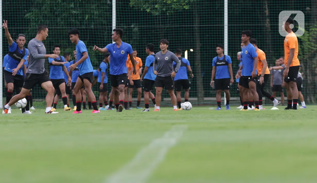 Pemain Timnas Indonesia U-22 saat mengikuti latihan perdana di Lapangan D, Kompleks Gelora Bung Karno, Senayan, Jakarta, Rabu (10/2/2021). Latihan perdana Timnas U-22 diikuti 31 pemain yang dipersiapkan untuk ajang SEA Games 2021 di Vietnam. (Liputan6.com/Helmi Fithriansyah)
