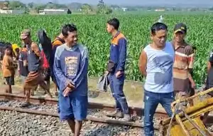 Truk Tertemper Kereta Ambarawa Ekspres di Blora, Terseret hingga 100 Meter