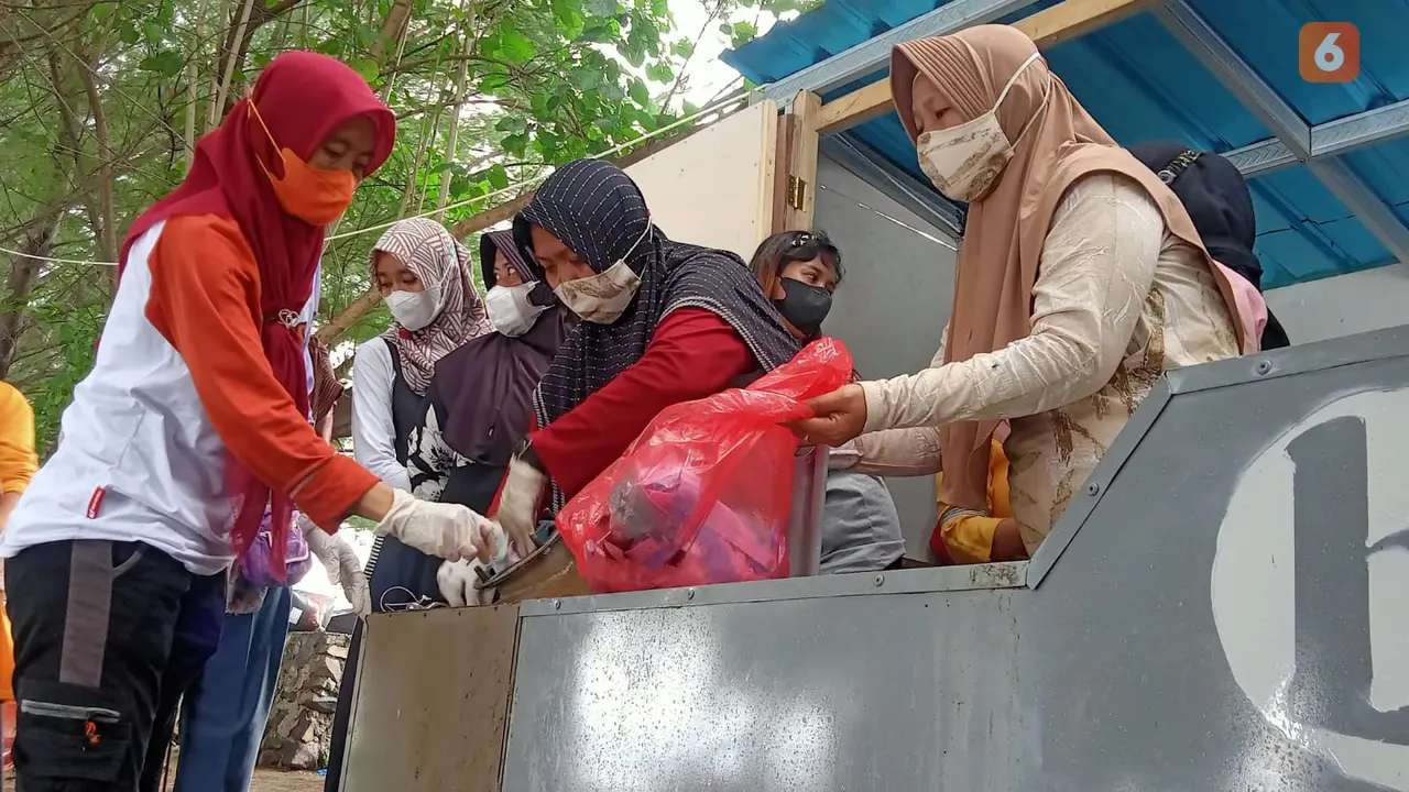 Limbah Masker di Banyuwangi Disulap Jadi Bahan Bakar Alternatif (Liputan6.com/Hermawan Arifianto)