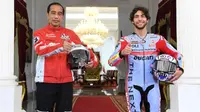 Pembalap Gresini Racing MotoGP Enea Bastianini foto bersama Presiden Jokowi di Istana Negara. (Foto: Lukas - Biro Pers Sekretariat Presiden)