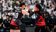 Selebrasi pemain Red Sparks, Megawati Hangestri (kanan) bersama Park Hye-min setelah mencetak angka saat menghadapi tim putri Indonesia All Star pada laga ekshibisi bola voli fun volleyball di Indonesia Arena, Senayan, Jakarta, Sabtu (20/4/2024). Red Sparks menang 3-2 (25-17, 25-15, 19-25, 18-25 dan 15-12). (Bola.com/Bagaskara Lazuardi)