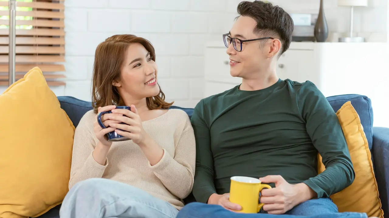 perempuan dan pasangan bahagia saling pandang