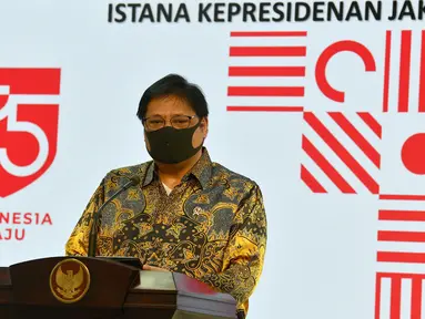 Menko Perekonomian Airlangga Hartarto menggelar jumpa pers usai bertemu Presiden Joko Widodo di Kantor Presiden, Jakarta, Senin (20/7/2020). Jokowi menandatangani Peraturan Pemerintah (PP) tentang pembentukan Tim Pemulihan Ekonomi Nasional dan Penanganan Covid-19. (ANTARA FOTO/Sigid Kurniawan/POOL)