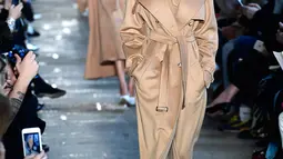 Model Amerika-Somalia, Halima Aden berjalan di runaway Milan Fashion Week membawakan koleksi Max Mara women's Fall/Winter 2017-2018 di Milan, Kamis (23/2). Halima Aden menjadi satu-satunya model berhijab dalam show tersebut. (Miguel MEDINA/AFP)