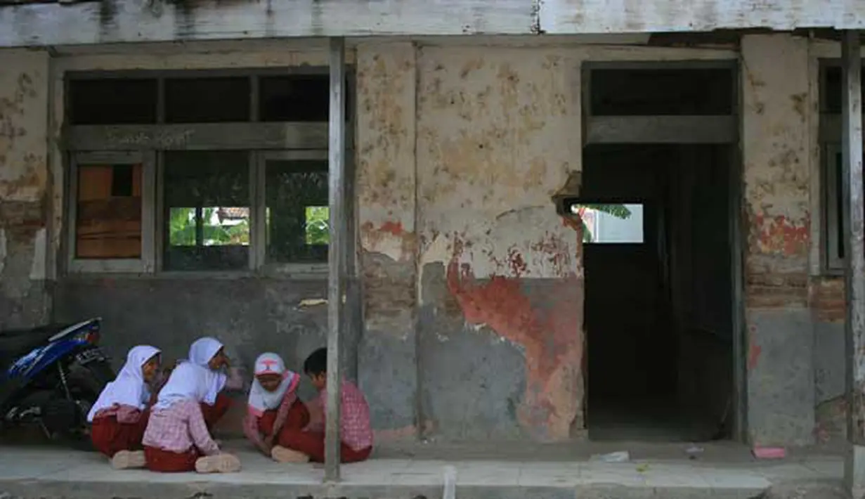 Siswa bermain saat jam istirahat usai belajar di SDN 2 Larangan, Lohbener, Kabupaten Indramayu, Jabar, Kamis (6/10). Sekolah yang dibangun pada tahun 1979 ini belum pernah mendapat perbaikan.(Antara)