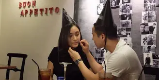 Coba lihat, Junot dan Tatjana juga romantis. Hanya saja, mengingat keduanya yang semakin beranjak dewasa ini tak memamerkan keromantisan hubungan mereka, namun dijaga baik-baik. (Instagram/herjunot7ali)