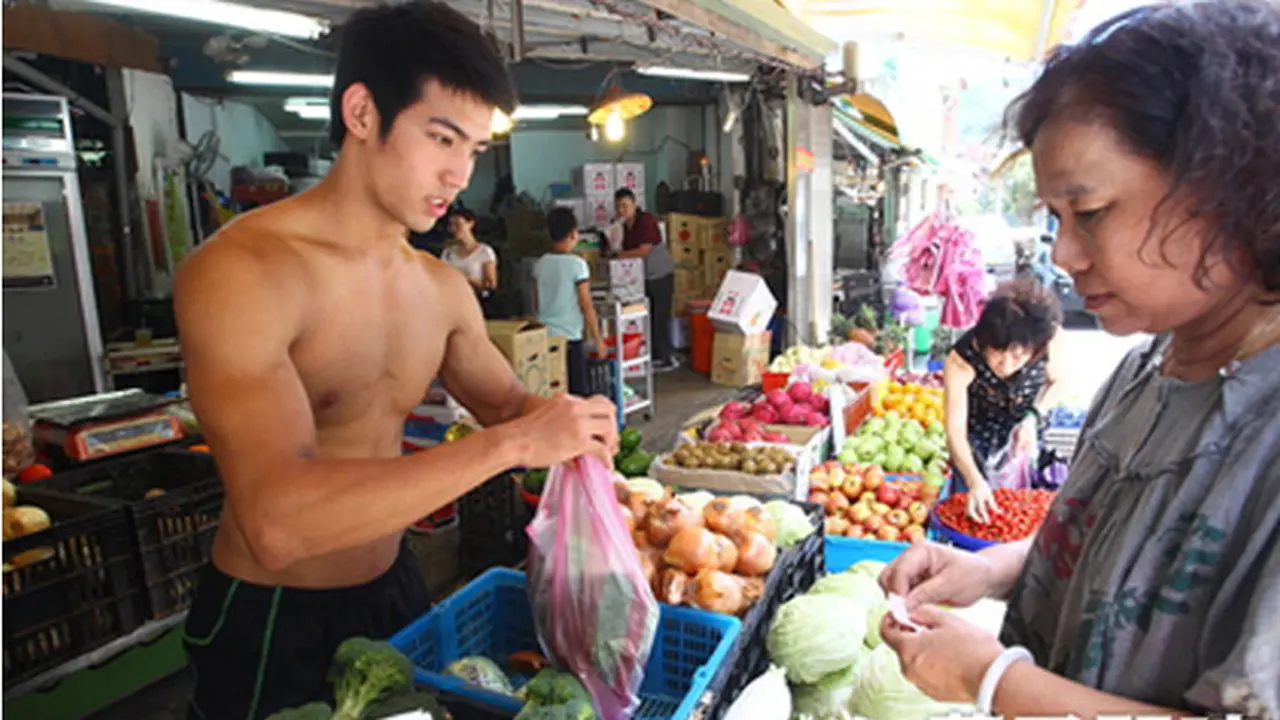 Tukang Sayur Ganteng di Taipe Buat Pembeli Tak Fokus Berbelanja
