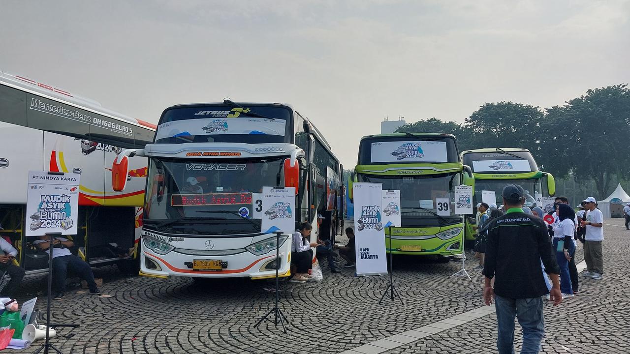 Menteri BUMN Erick Thohir memberangkatkan puluhan ribu peserta mudik gratis BUMN, di Monumen Nasional, Jakarta, Jumat (5/4/2024). (Arief/Liputan6.com)