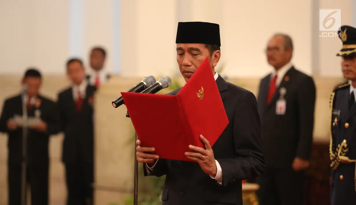 Presiden Joko Widodo atau Jokowi membacakan sumpah jabatan saat melantik Komjen Syafruddin sebagai Menteri Pendayagunaan Aparatur Negara dan Reformasi Birokrasi (PANRB) di Istana Negara, Jakarta, Rabu (15/8). (Liputan6/HO/Pian)