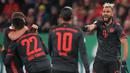 Pemain Bayern Munchen, Eric Maxim Choupo-Moting (kanan) melakukan selebrasi setelah mencetak gol ke gawang FSV Mainz berkat umpan manis Joao Cancelo (kiri) dalam pertandingan 16 besar DFB Pokal 2022/2023. (AP Photo/Michael Probst)