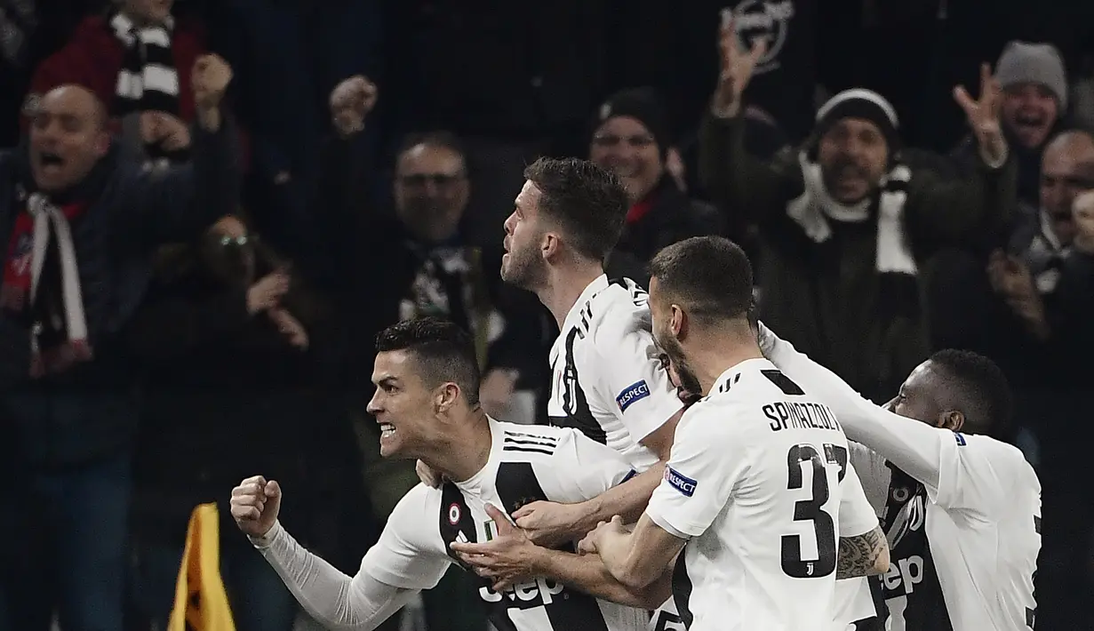 Selebrasi Cristiano Ronaldo pada laga kedua, babak 16 besar Liga Champions yang berlangsung di Stadion Allianz, Turin, Rabu (13/3). Juventus menang 3-0 atas Atl Madrid. (AFP/Filippo Monteforte)