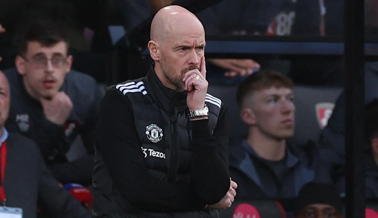 Reaksi kecewa pelatih Manchester United, Erik ten Hag saat menghadapi Bournemouth pada laga pekan ke-33 Premier League 2023/2024 di Vitality Stadium, Bournemouth, Sabtu (13/4/2024). (AFP/Adrian Dennis)