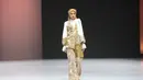 Model memperagakan busana berbahan Batik Tulis Jombang dalam koleksi AKASA DHARANI karya Lia Afif pada Indonesia Fashion Week (IFW) 2026 di Jakarta, Jumat, 31 Juli 2026. (KLY/Budy Santoso)