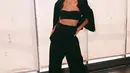 Tampil dengan all black outfit juga bisa jadi inspirasi buat kamu yang punya rambut bondol. Putri Marino mengenakan bra-top, dipadu dengan cropped jacket, dan celana panjang yang semuanya berwarna hitam. [Foto: Instagram/putrimarino]