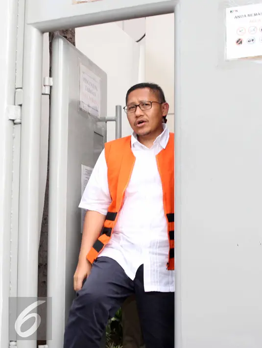 Terpidana kasus korupsi hambalang Anas Urbaningrum saat melangkah keluar dari gerbang rutan KPK, Jakarta, Rabu (17/6/2015). Mantan Ketum Partai Demokrat itu dipindahkan penahanannya ke Lapas Sukamiskin, Bandung, Jawa Barat. (Liputan6.com/Helmi Afandi)