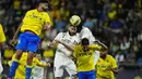 Penyerang Real Madrid Karim Benzema dan Eduardo Camavinga bersaing dengan penyerang  Cadiz Ruben Sobrino pada pekan ke-29 La Liga musim 2022/2023 di Stadion Nuevo Mirandilla, Minggu (16/4/2023) dini hari WIB. (AP Photo/Jose Breton)