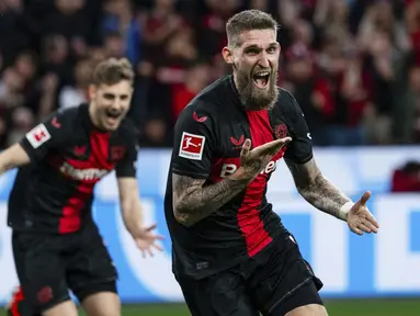 Gelandang Robert Andrich merayakan gol kedua timnya yang dicetaknya ke gawang Stuttgart pada pertandingan pekan ke-31 Bundesliga 2023/2024 di BayArena, Sabtu (27/4/2024) malam WIB. (Marius Becker/dpa via AP)