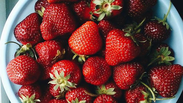 [Bintang] Ilustrasi Buah Stroberi