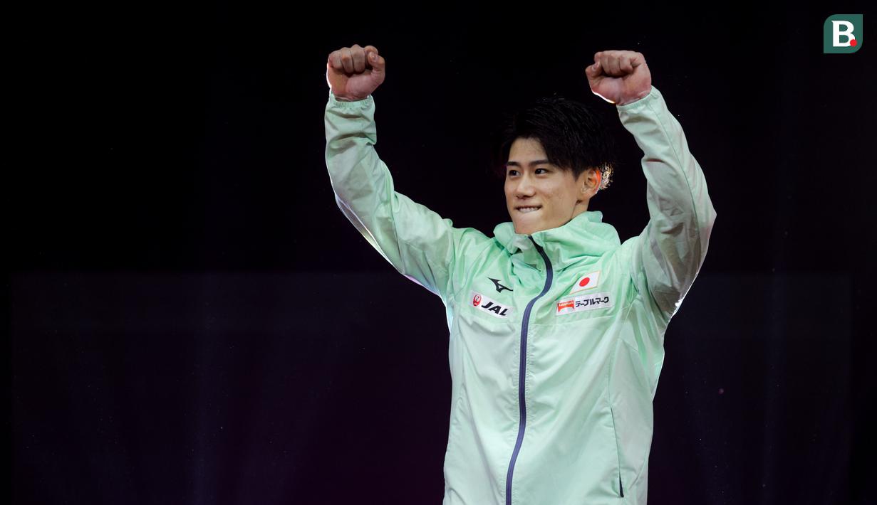 Pesenam Jepang, Daiki Hashimoto merayakan kemenangan setelah juara kategori All-Around pada Kejuaraan Dunia Gimnastik 2025 di Indonesia Arena, Senayan, Jakarta, Rabu (22/10/2025). Daiki berhasil mengoleksi 85,131 poin disusul dengan pesenam China, Zhang Boheng dan pesenam Swiss, Noe Seifert. (Bola.com/Bagaskara Lazuardi)