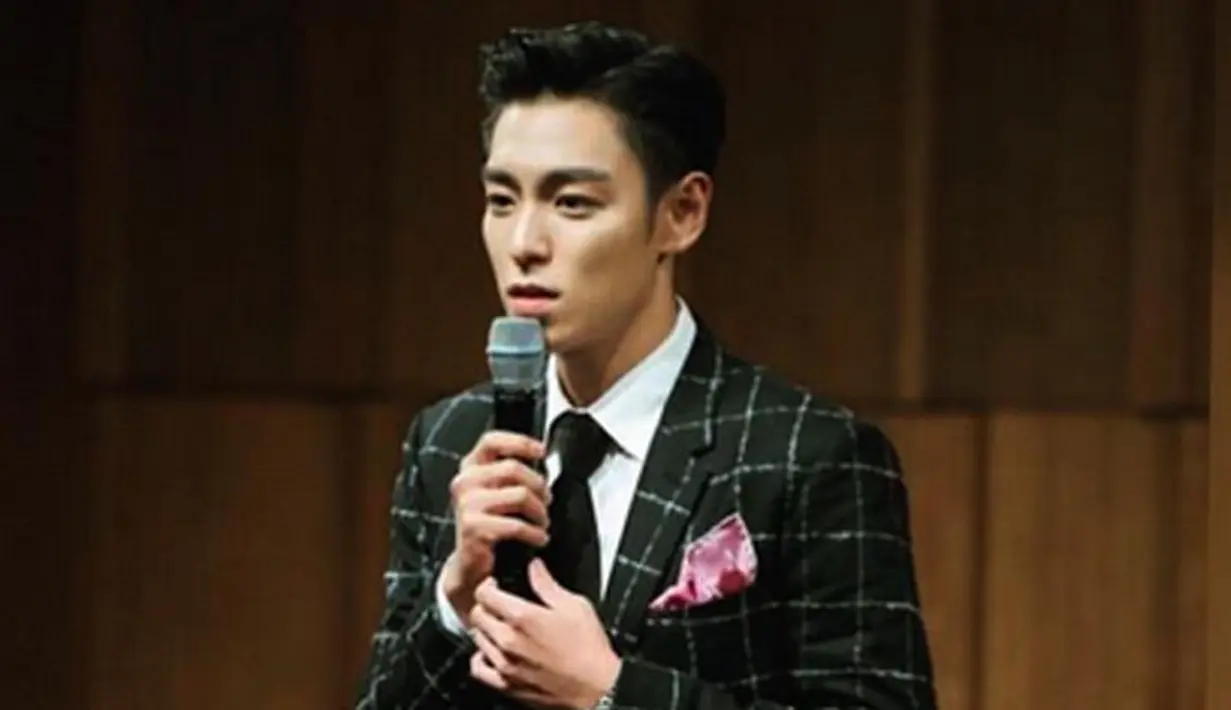 Namun tersiar kabar, ibunda T.O.P yang melihat anaknya terbaring di rumah sakit geram dengan pemberitaan media. Ia tak terima sang anak dikabarkan hanya tertidur lelap, pasalnya saat ini kondisi T.O.P mengkhawatirkan. (Instagram/choi_seung_hyun_tttop)