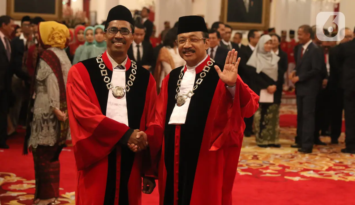 Hakim Mahkamah Konstitusi,  Suhartoyo dan Daniel Yusmic Pancastaki berfoto bersama usai pelantikan di Istana Negara, Jakarta, Selasa (7/1/2020). Presiden Joko Widodo (Jokowi) melantik Suhartoyo dan Daniel Yusmic Pancastaki Foekh sebagai Hakim Konstitusi periode 2020-2025. (Liputan6.com/Angga Yuniar)