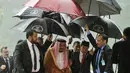 Presiden Jokowi menyambut kedatangan Raja Salman saat hujan lebat di Istana Bogor, Rabu (1/3). Raja Salman membawa sebanyak 1.500 orang termasuk di dalamnya putera mahkota, pangeran dan para menteri. (AFP PHOTO /POOL/ Achmad Ibrahim)