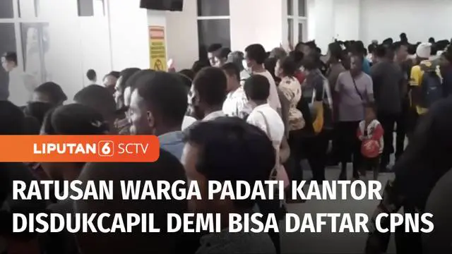 Demi melengkapi dokumen persyaratan pendaftaran CPNS, ratusan warga Merauke, Papua Selatan berdesakan dan antre di Kantor Disdukcapil. Mereka rela antre sejak pagi untuk mengurus pembuatan KTP dan kartu keluarga.