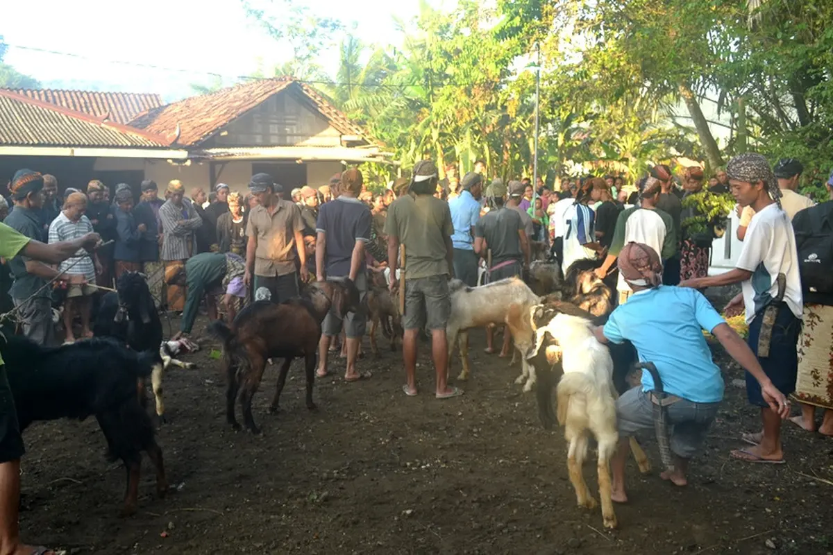 Salah satu ritual dalam tradisi Punggahan anak putu di Panembahan Banokeling, Pekuncen, Jatilawang, Banyumas. (Foto: Liputan6.com/Muhamad Ridlo).
