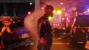 Seorang penyelam FDNY disemprot air setelah mengevakuasi korban jatuhnya helikopter di East River di New York City, AS (11/3). Heli itu sempat terjungkal sebelum akhirnya masuk ke dalam air. (Eduardo Munoz Alvarez/Getty Images North America/AFP)