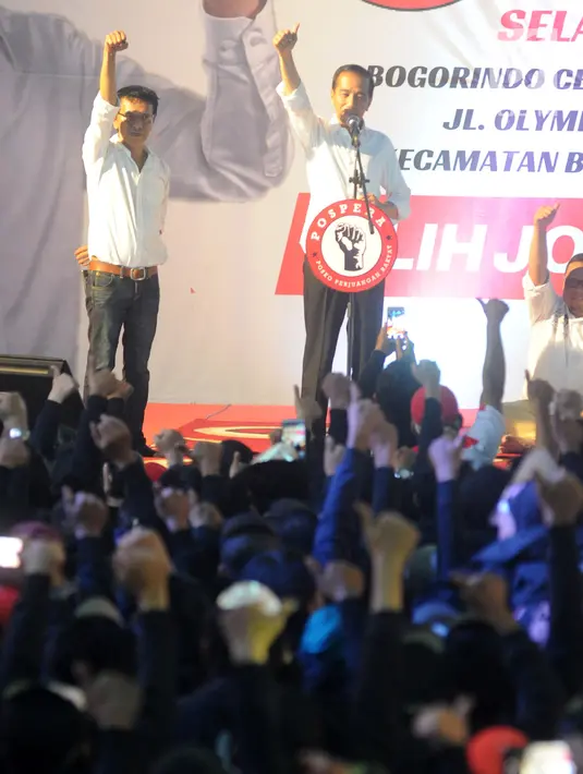 Calon Presiden nomor urut 1 Joko Widodo bersama Politisi PDI-P Adian Napitupulu memberikan sambutan pada acara deklarasi dukungan 7.000 relawan di Kawasan Pergudangan Olympic Bogorindo Sentul, Bogor, Jawa Barat, Selasa (27/11). (merdeka.com/Arie Basuki)