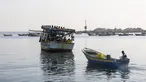 Para nelayan pergi menangkap ikan di sebuah pelabuhan Gaza City, 13 Agustus 2020. Otoritas Israel pada 12 Agustus 2020 waktu setempat mengumumkan larangan pengiriman bahan bakar ke Gaza dan mempersempit zona penangkapan ikan nelayan Gaza dari 15 menjadi delapan mil laut. (Xinhua/Rizek Abdeljawad)