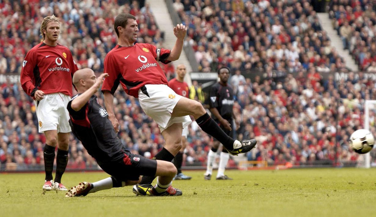 Roy Keane dikenal sebagai gelandang yang keras kepala dan memiliki gaya bermain yang kadang sembrono, namun prestasinya bersama Manchester United tak perlu diragukan lagi. Ia berhasil mengoleksi 7 piala Liga Inggris dan 4 Piala FA dari 12 musimnya bersama Setan Merah. (Foto: AFP/Paul Barker)