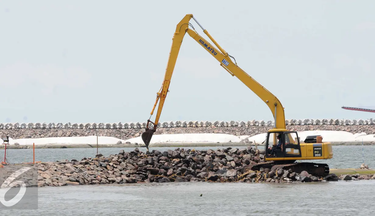 Suasana pengerukkan alat berat proyek pembangunan reklamasi Teluk Jakarta di Pantai Utara Jakarta, Rabu (16/3). Meskipun menuai pro dan kontra, proyek tersebut terus berjalan dan rencananya akan rampung pada akhir tahun 2018. (Liputan6.com/Helmi Afandi)