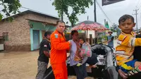 Tim SAR gabungan mengevakuasi ratusan warga korban banjir di Kabupaten Indramayu, Jawa Barat, Senin (8/2/2021). (Foto: Dok. Basarnas)