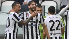 Manuel Locatelli yang tampil apik pada pertandingan kali ini, mencetak gol perdananya buat Juventus. (AFP/Alberto Pizzoli)