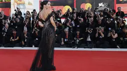 Amy Jackson tampil di depan publik untuk pertama kalinya setelah pernikahannya yang mewah di Italia dan ia melakukannya dengan penuh gaya. (Photo by Joel C Ryan/Invision/AP)