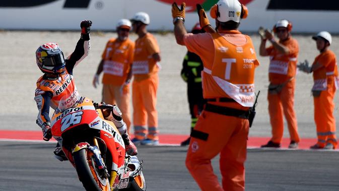 Ekspresi pebalap Repsol Honda, Dani Pedrosa, setelah finis pertama MotoGP San Marino di Sirkuit Misano, Minggu (11/9/2016). (AFP/Gabriel Bouys)
